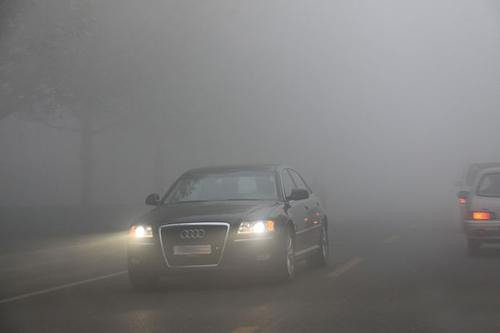 雾天注意正确使用车灯 氙灯穿透力不如雾灯