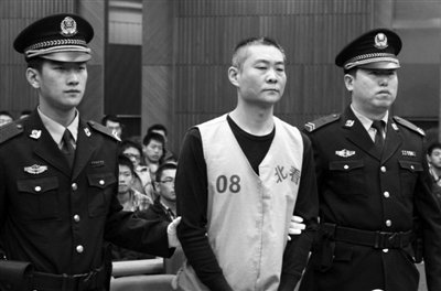 喇叭吓哭男童 货车司机朋友被扎身亡