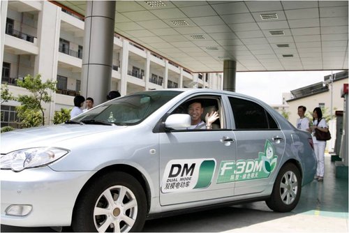 新能源汽车之旅 深圳市民走进比亚迪