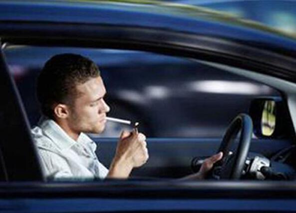 大多数男司机开车都有这个习惯 反应力竟直接降一半