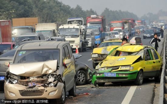 成都绕城高速137辆车因雾连环追尾(图)_汽车_腾讯网