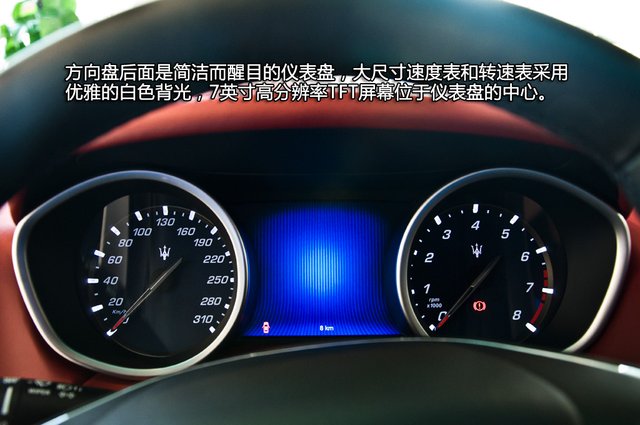 工程学设计的三辐皮革多功能方向盘,方向盘后面是简洁而醒目的仪表盘