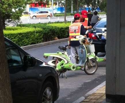 北京车主暴雨中停被贴罚单 官方宣布作废