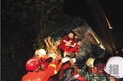 一辆荆州籍的大客车在湖南湘西永顺县青坪镇境内发生事故,翻入公路边