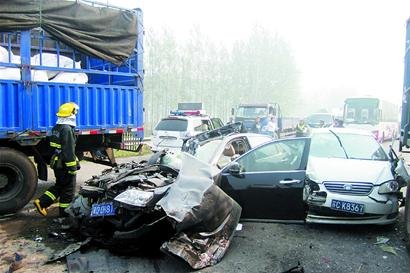 连霍高速安徽境内 24车连环相撞10人死亡 7日上午7时许,连霍高速发生