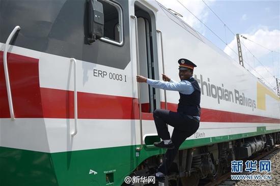 非洲首条现代电气化铁路通车 采用全套中国标