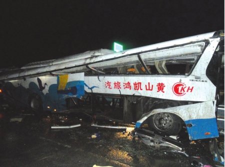 贵州侧翻大巴为川籍民工包车返乡 18人身亡