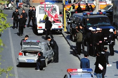 轿车闹市连撞行人 肇事司机已被警方控制