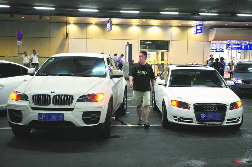 出租车司机雨中坚守 双闪照亮孤岛