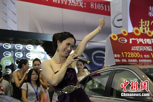 芙蓉姐姐当车模秀S曲线 献唱千年等一回_汽车