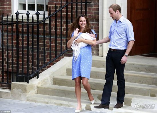 英国小王子出院首度亮相 王妃将回娘家六周