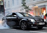Mercedes-Benz C63 neumáticos ardiendo sin sentido en las calles de Londres