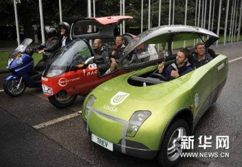 8月15日，参加世界零排放车赛的德国、瑞士、澳大利亚赛车及车手（从左至右）在瑞士日内瓦万国宫前集结准备发车。