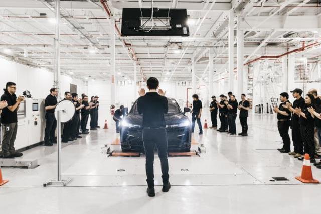 FF91首台预量产车下线 贾跃亭感谢团队及供应商伙伴