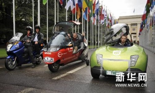 8月15日，参加世界零排放车赛的德国、瑞士、澳大利亚赛车及车手（从左至右）在瑞士日内瓦万国宫前集结准备发车。