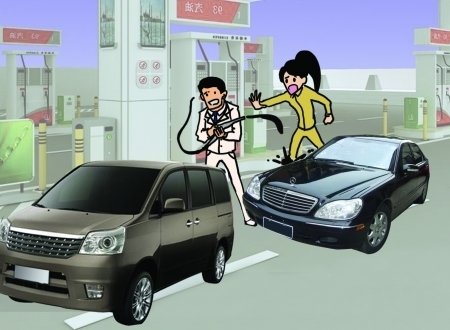 加油站奔驰被洗“汽油浴”