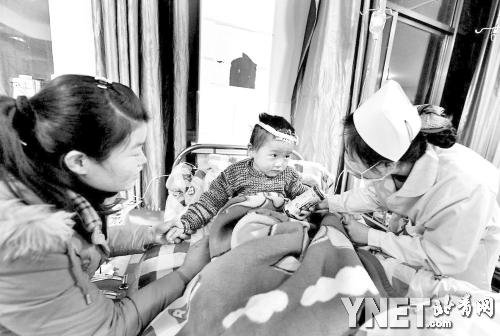事故中受伤的幼儿在医院接受治疗