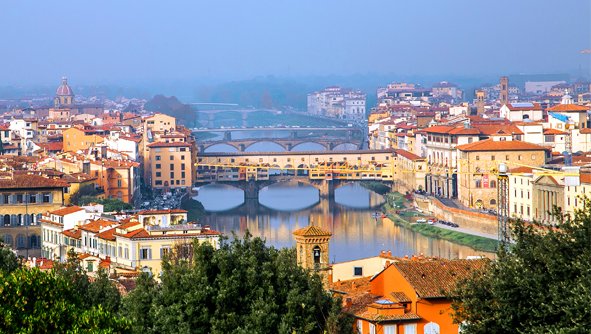1345年重建的·佛罗伦萨的旧桥,又称老桥,横跨在阿尔诺河之上
