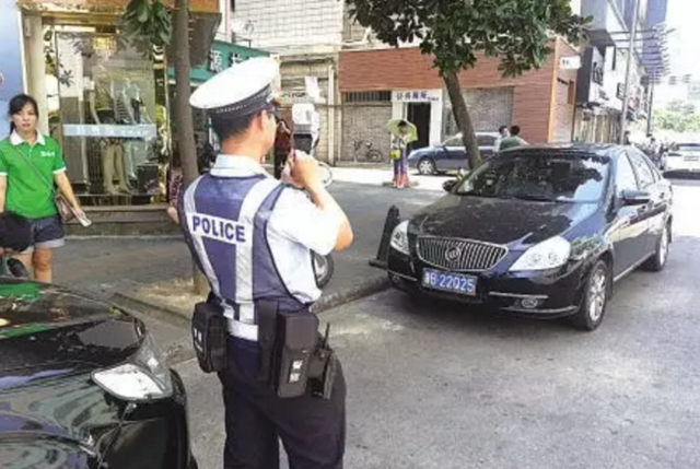 若看到交警正给车拍照 这样做让你免受惩罚