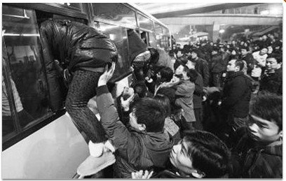 北京爬窗挤公交 世界最大难破高峰乘车难_汽车_腾讯网