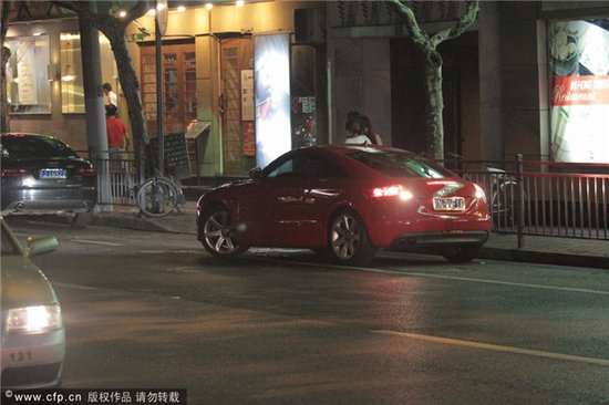 唐嫣驾跑车夜会好友 狼吞虎咽吃宵夜无惧发胖