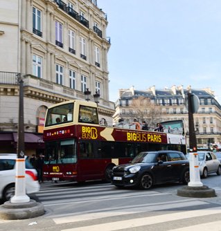 巴黎街头的Big Bus观光巴士