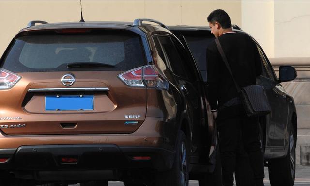 恒大足球队员座驾曝光!豪车停满公司门口