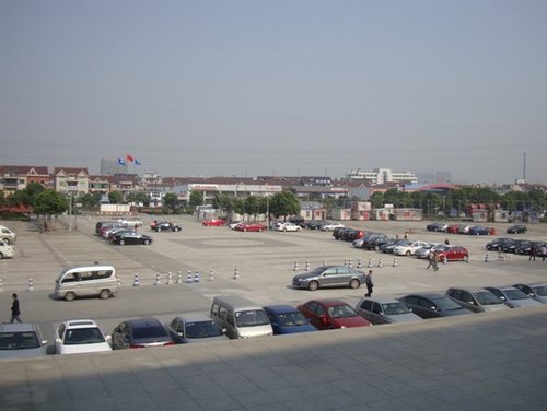 杭州车展展馆周围氛围、场地布置工作开启