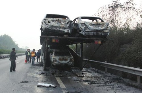 拖挂车高速上起火+8辆新车烧成光架架