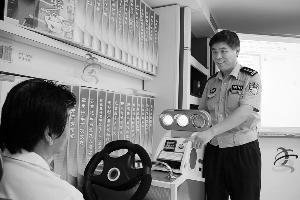 民警自制酒精反应测试车 创建安全体验中心