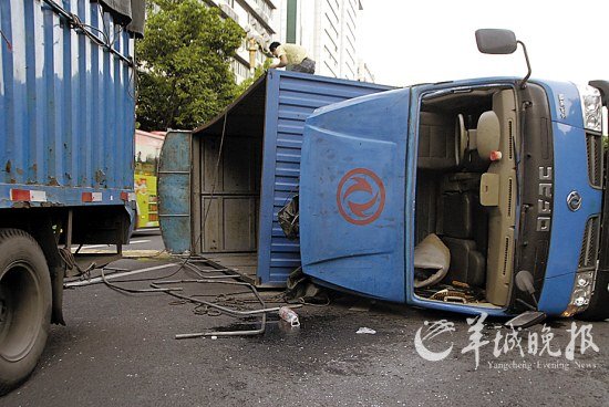 广州货车突然爆胎侧翻柴油泄漏 司机轻伤