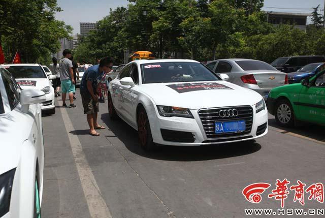 陕西咸阳年轻人开豪车免费接送高考生