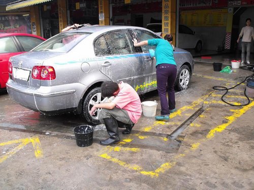 街边小店勾兑洗车液易伤车