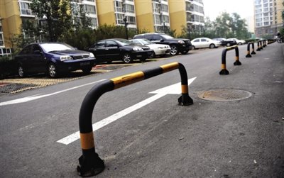 车辆停车场被撞肇事车逃逸 保险赔7成