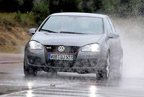 夏季雨水增多 雨天驾车如何防侧滑