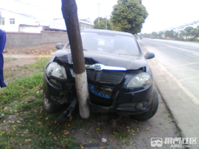 《每日猜车》第330期:私家车避让大车上树