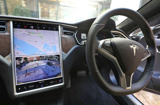 启用Autopilot后擅自离开驾驶位 英国车主被判18个月禁驾