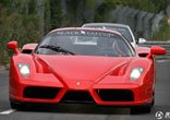 Ferrari Enzo extranjeros calle de tiro