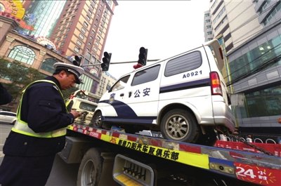 兰州交警拖离17辆违法乱停警车 3辆军车