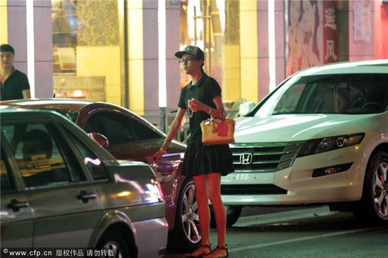 唐嫣驾跑车夜会好友 狼吞虎咽吃宵夜无惧发胖