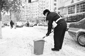 交警支招冬季驾驶 上坡启动可Z字型前进