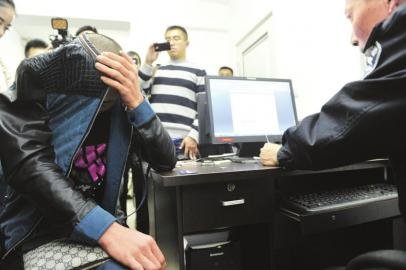 磁铁贴片 车牌“易容” 司机被拘15日