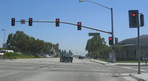 美国两大学利用闯红灯预判技术 降低直角侧面