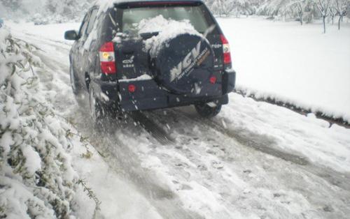 避免急加速/保持车距 雪地驾驶十大注意