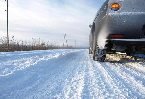 避免急加速/保持车距 雪地驾驶十大注意