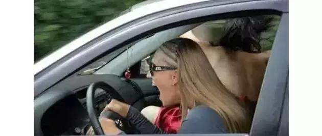 Женщина в автомобиле отсасывает фейковому агенту и трахается с ним