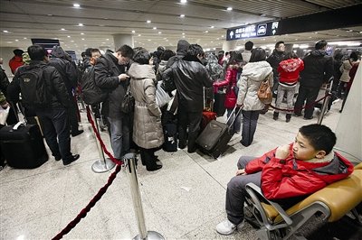 节后返京客流攀升 夜晚机场打车先排半小时