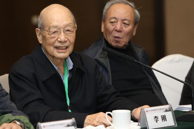 以《红旗》为蓝本 寻找缺失的诗与远方