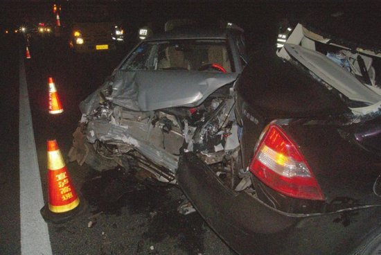 成渝高速5车相撞 两乘客下车查看被撞身亡
