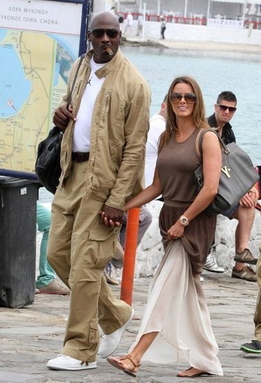 新婚不久的 乔丹 与 妻子 在希腊小镇度蜜月_汽车